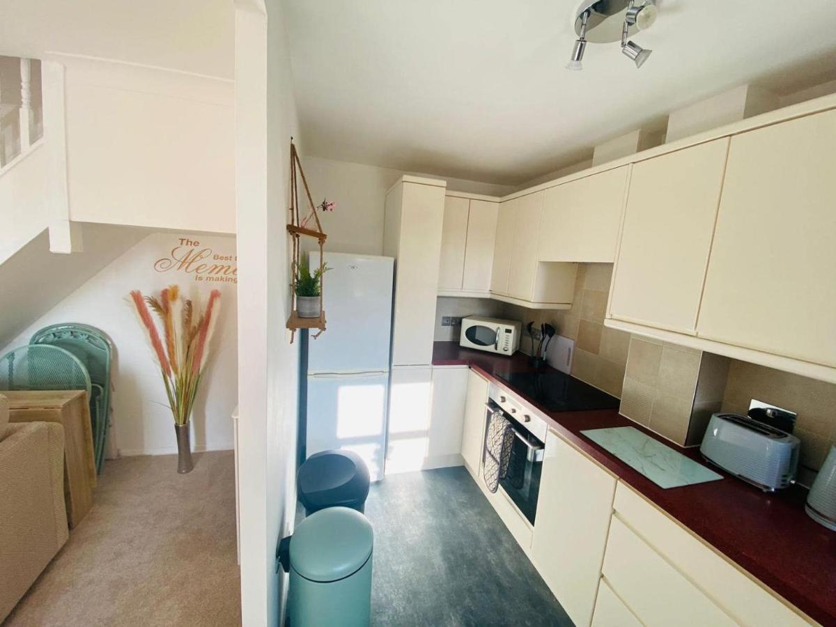 Coastal 2 Bedroom Maisonette With Parking 이스트본 외부 사진