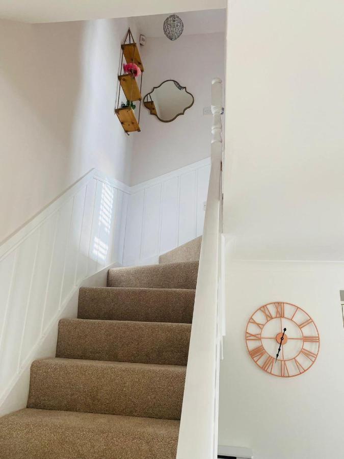 Coastal 2 Bedroom Maisonette With Parking 이스트본 외부 사진